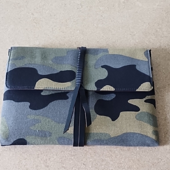 Stella And Dot Fabric Camo Clutch - Picture 1 of 7